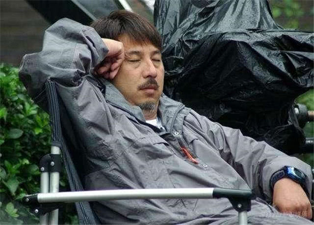 面瘫不是他的错,动作打三遍也不是他决定的,这些年被误会的曹荣