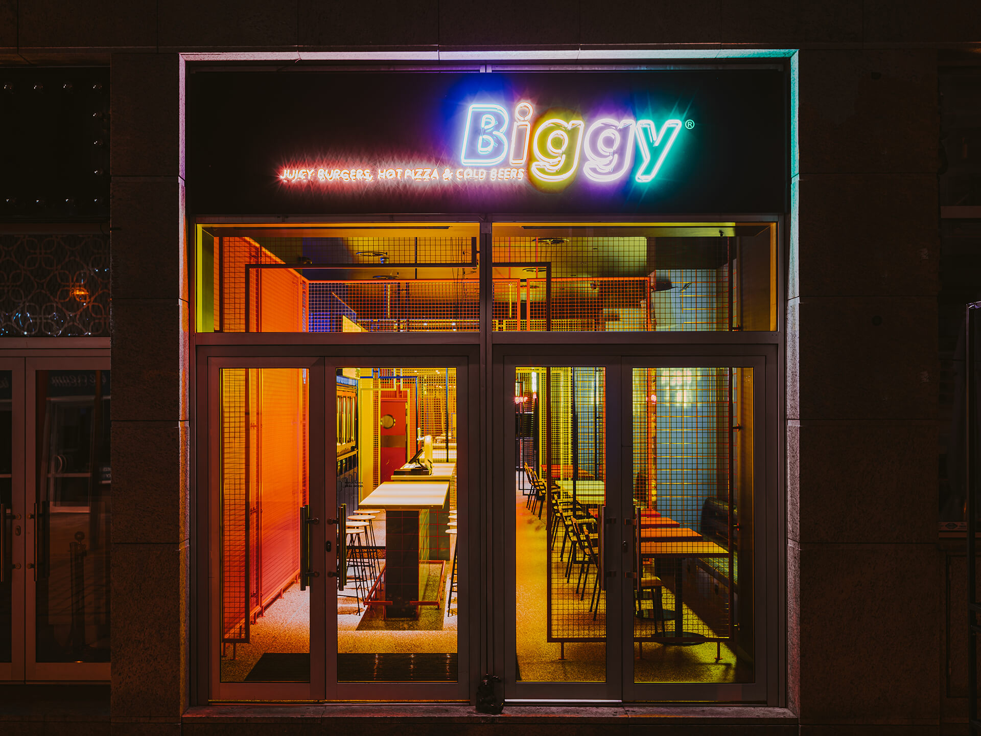 霓虹色街头风情酒吧 带你梦回90年代美国街头生活