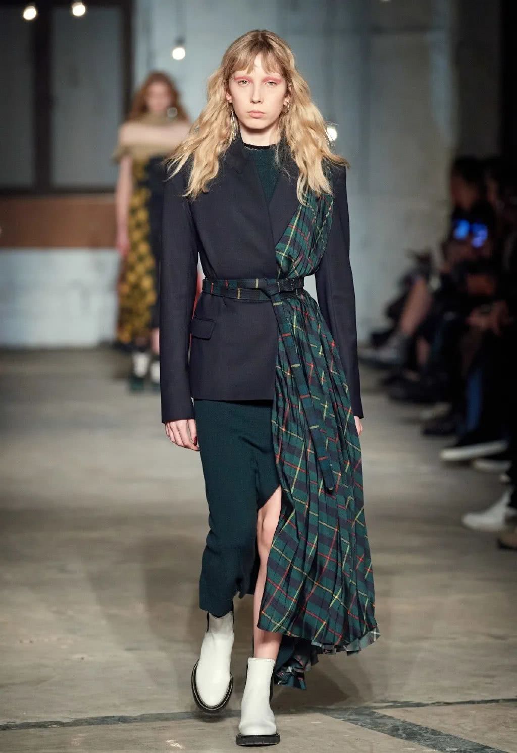 不对称设计在服装设计中的运用