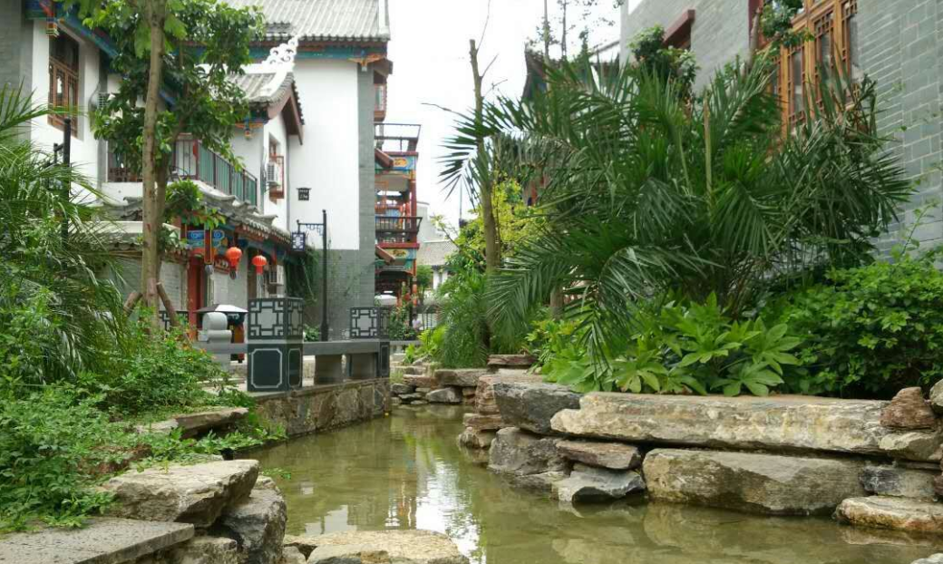 荔波古镇坐落在贵州省荔波县玉屏镇建设村南