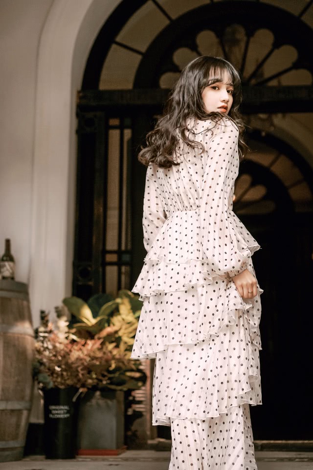 满屋鲜花穿白色罗裙的可爱小姐姐