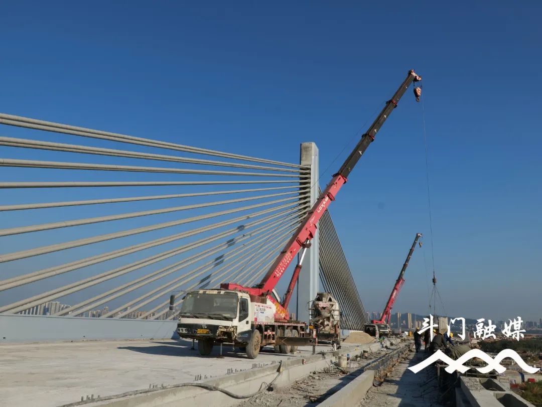 最新双湖路跨鸡啼门特大桥或元旦前通车现场曝光