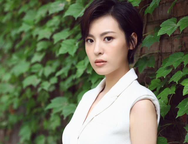 还记得《还珠格格》柳红吗?剪了短发显得很干练