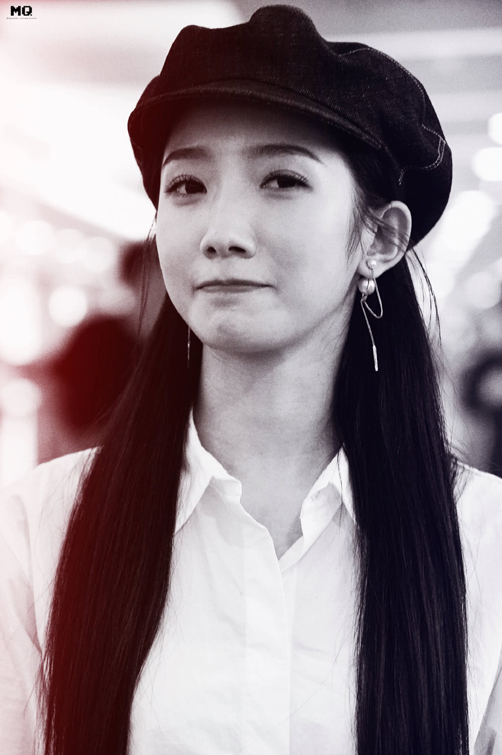 孟美岐高清壁纸,戴着贝雷帽复古范,低头一笑清新动人