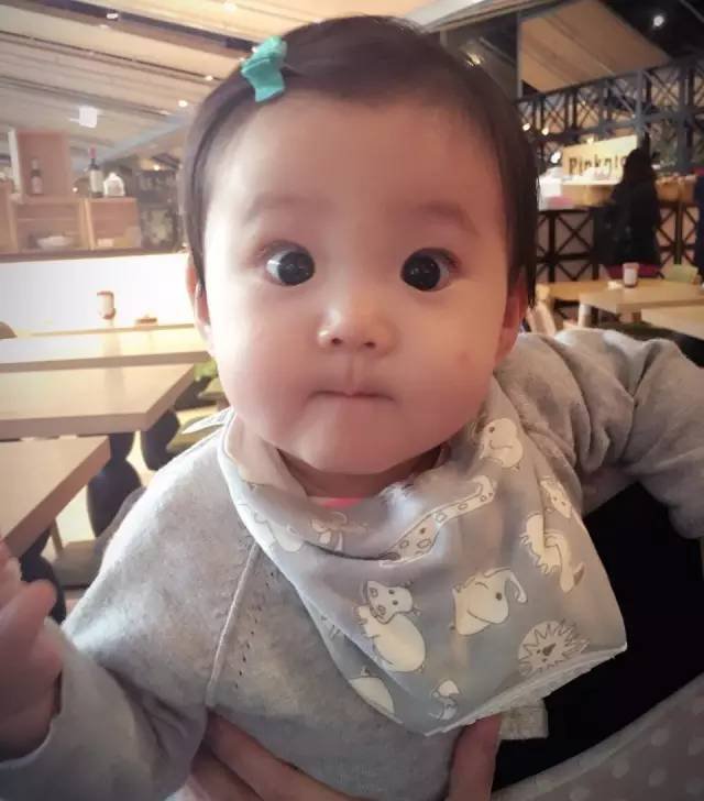 贾静雯女儿1岁玩直播, 自带美瞳,长睫毛的她现在比妈妈颜值还高啦!