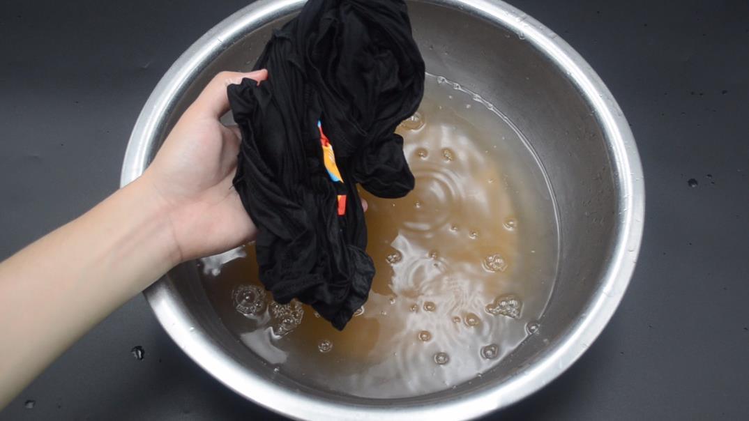 怎样洗衣服不褪色鲜亮如新（怎样洗衣服不褪色）