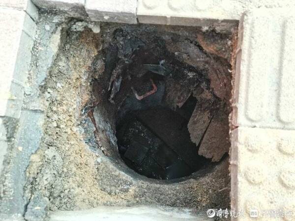 济南高新区一人行道突然坍塌现直径40厘米深坑，24小时后仍未得到维修