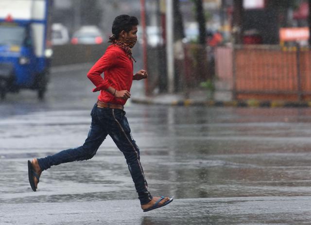 往前跑就对!印度高龄68岁老妇3公里路跑赛夺冠 丈夫泪哭不舍