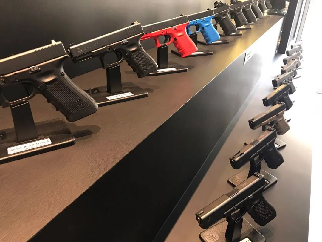 泰国武装劫匪入室抢走200万!中国游客被绑,被枪指头,太恐怖