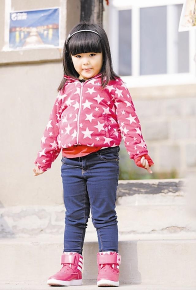 王诗龄登上杂志封面,长发及腰尽显公主范,与贝儿同框腿长被秒!