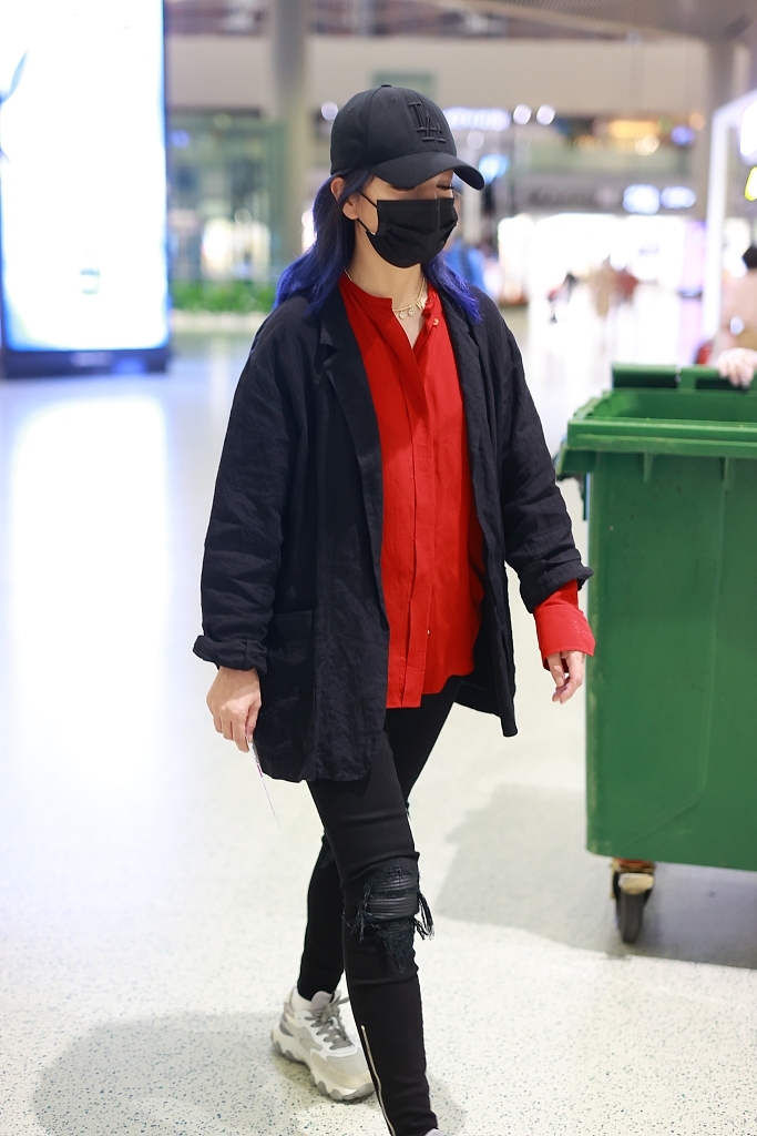 赵薇街拍黑色衬衣叠穿雪纺衫破洞铅笔裤厚底老爹