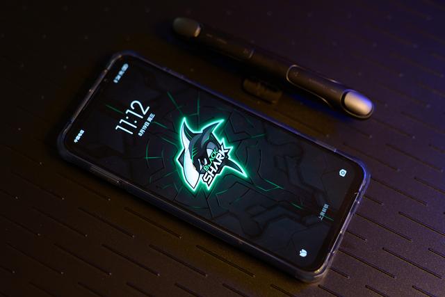 体验黑鲨3s的电竞手游肩键