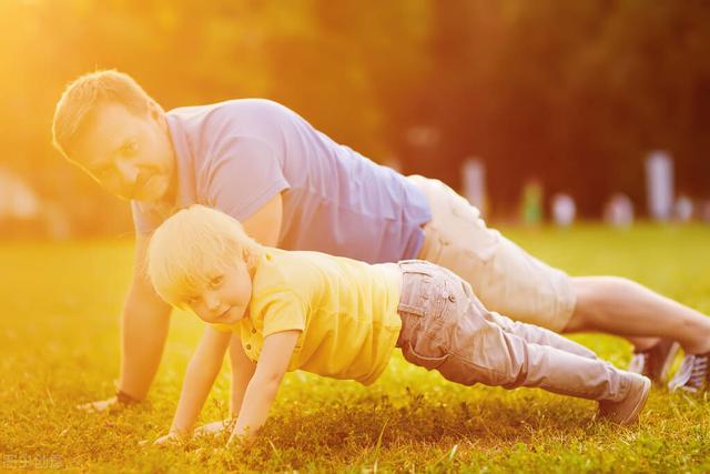 母亲把3岁娃硬喂到70斤:孩子太胖,不只影响健康