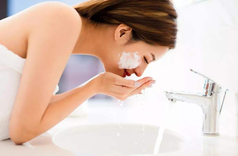 别傻了,80%女生做错,难怪皮肤差皱纹多