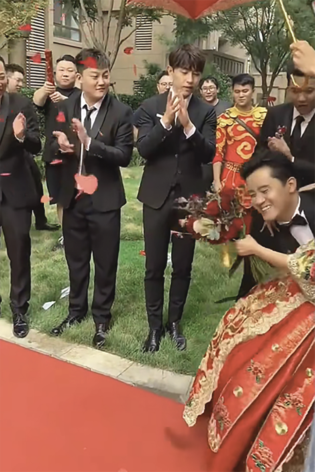 邓伦快成伴郎专业户了回家当伴郎被调侃拿着四件套跑一天了