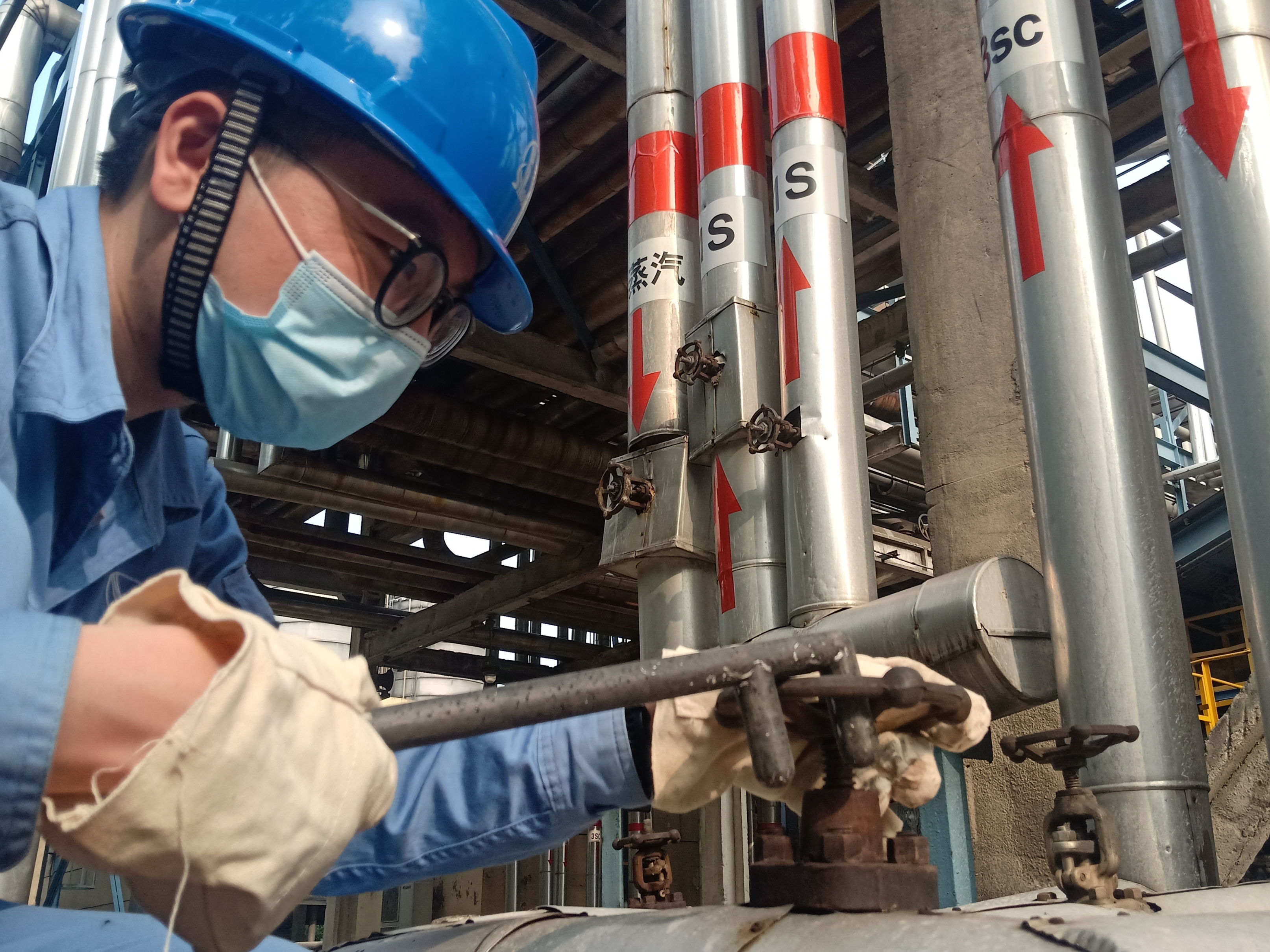 在上海石化芳烃部和储运部,操作工人用一种黑色的f扳手维护设备,这层