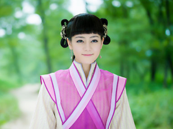 "齐刘海"古装也可以很美?杨幂精致,热巴可爱,而她美成了小仙女