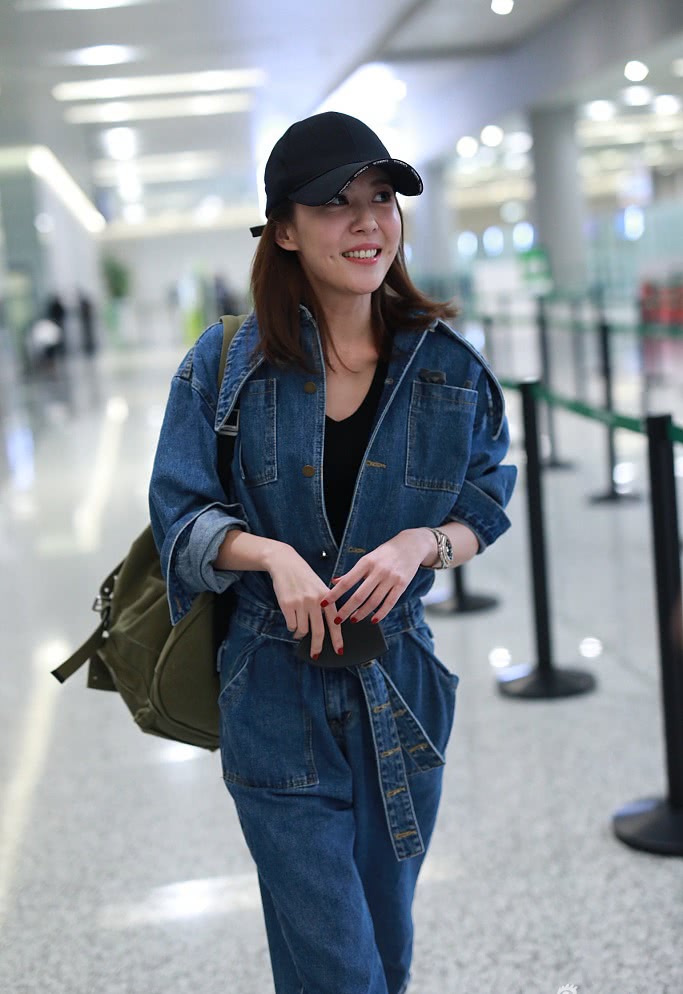 "美嘉"李金铭现身机场,一身牛仔连体裤,34岁少女感十足!