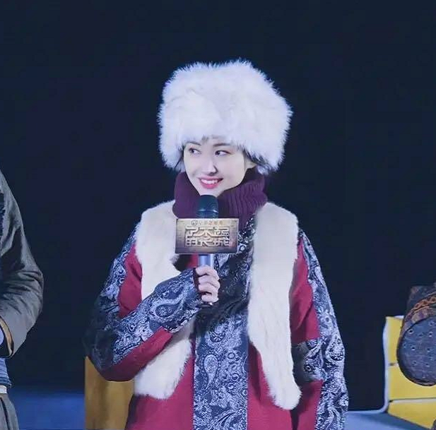 有一种"整容"叫郑爽穿上民族服饰,搭配貂皮毛后,美成异域小仙女