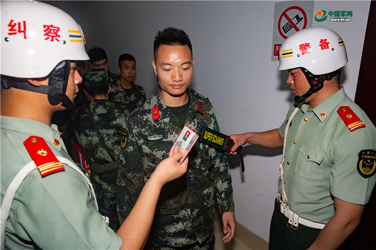 纠察兵正在核对参赛官兵证件.余海洋摄