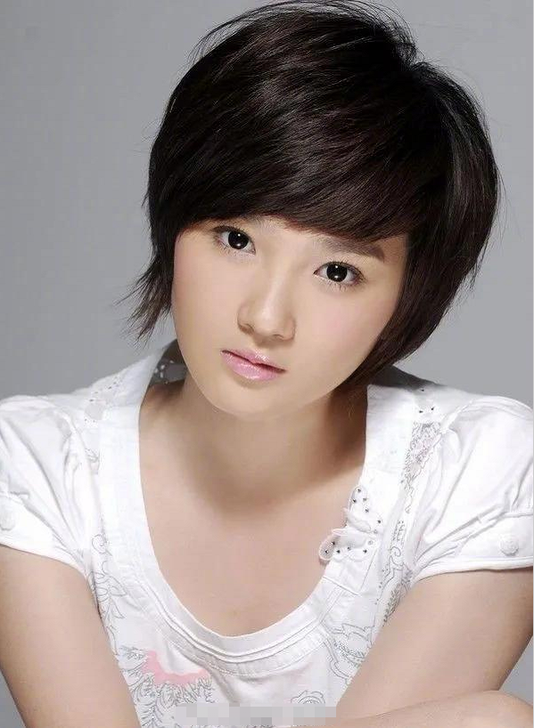 陈小纭公开承认整骨十几次,看到整前旧照,跟于小彤真有"夫妻相"