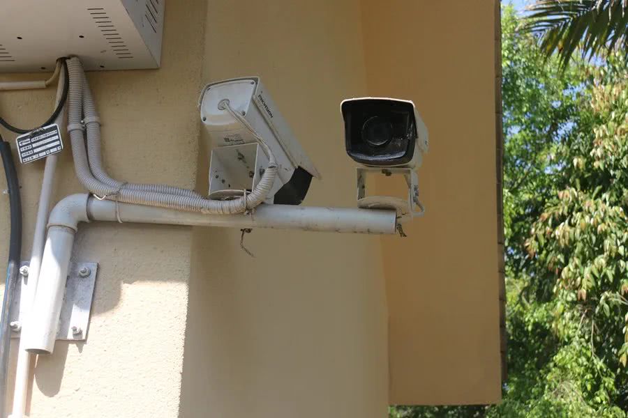 思茅一男子酒后用砖头狠砸公共监控摄像头