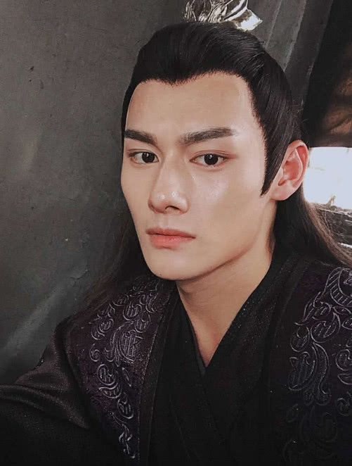 都说《陈情令》中的江澄很丑,可是看到生活照后,却惨遭打脸!