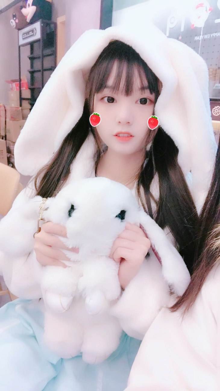 火线妹素颜如何?看见她逛失恋博物馆的照片后,网友:太真实了!