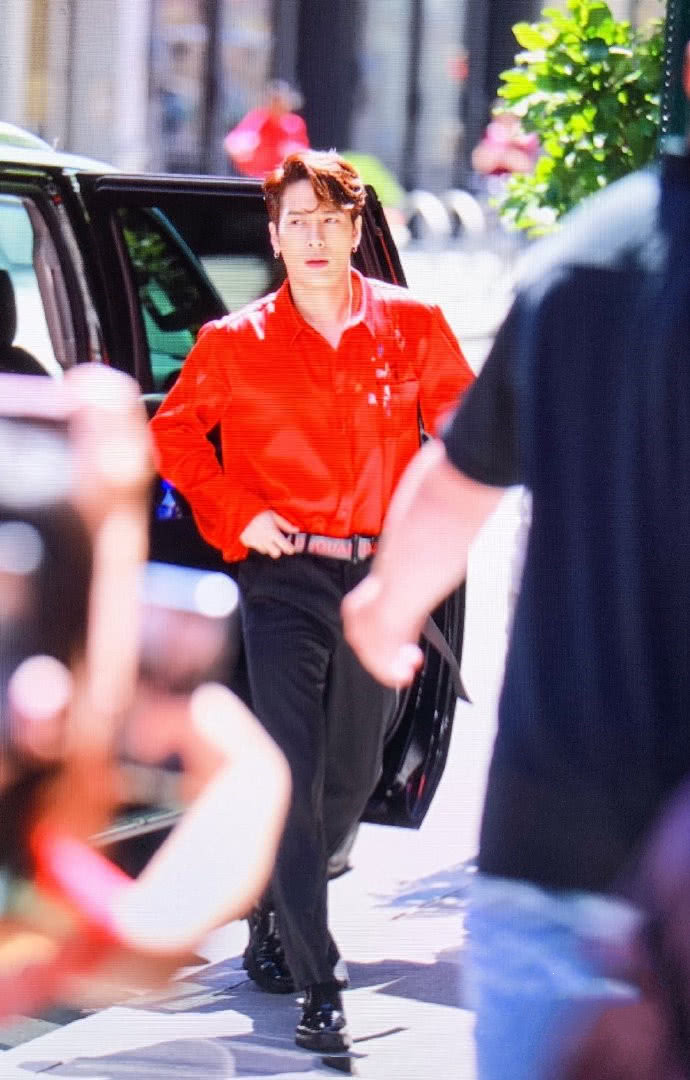 王嘉尔也太帅了!脱掉外套身穿红衬衫,这气场谁能驾驭?