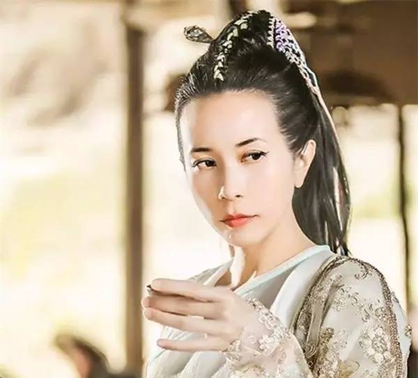 可是貌似她本人非常喜欢 带有眉峰的小弓眉,会更加 凌厉,有气势!