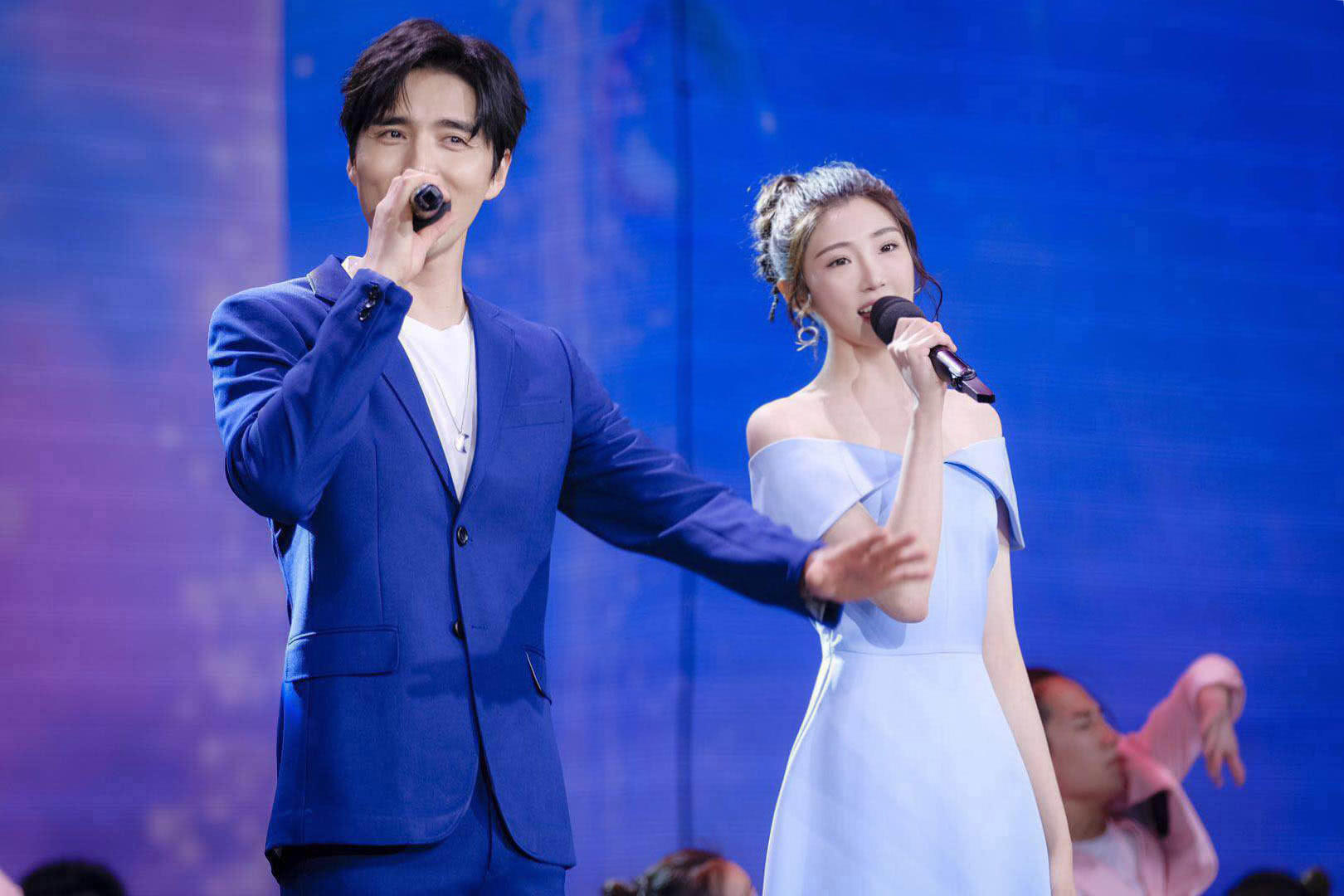 张可盈阿云嘎献唱建党98周年 同台"追梦"满满正能量