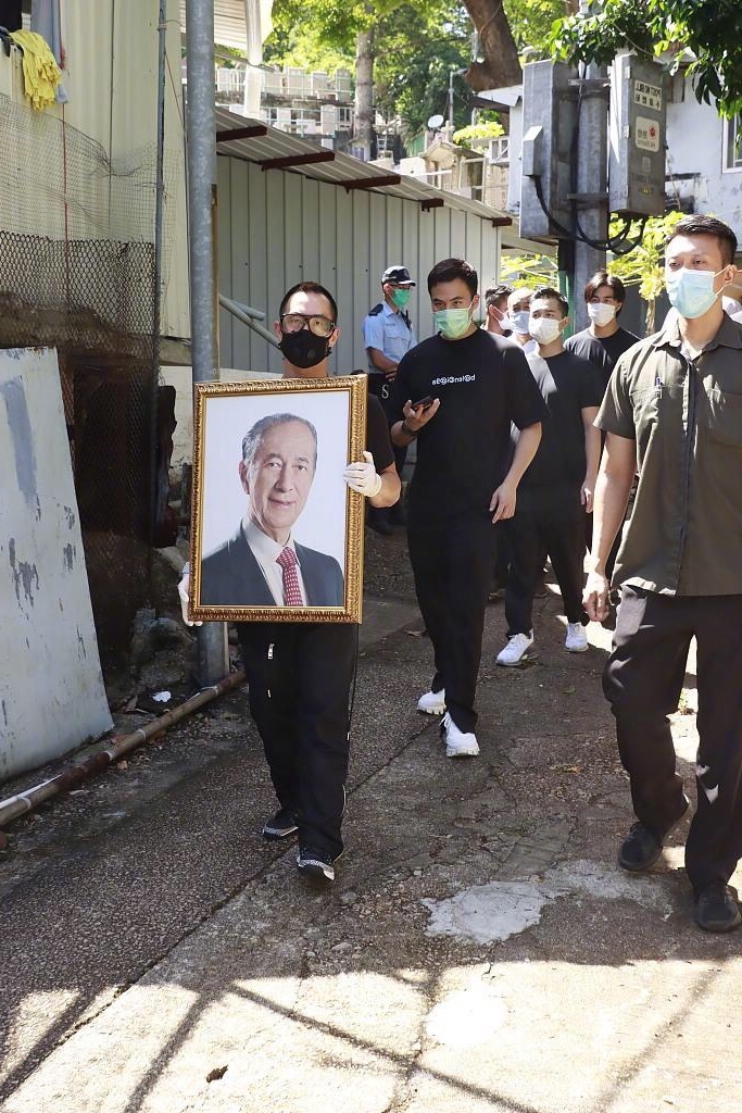 赌王何鸿燊遗体交接仪式,四个儿子的状态不一,有人玩手机引热议