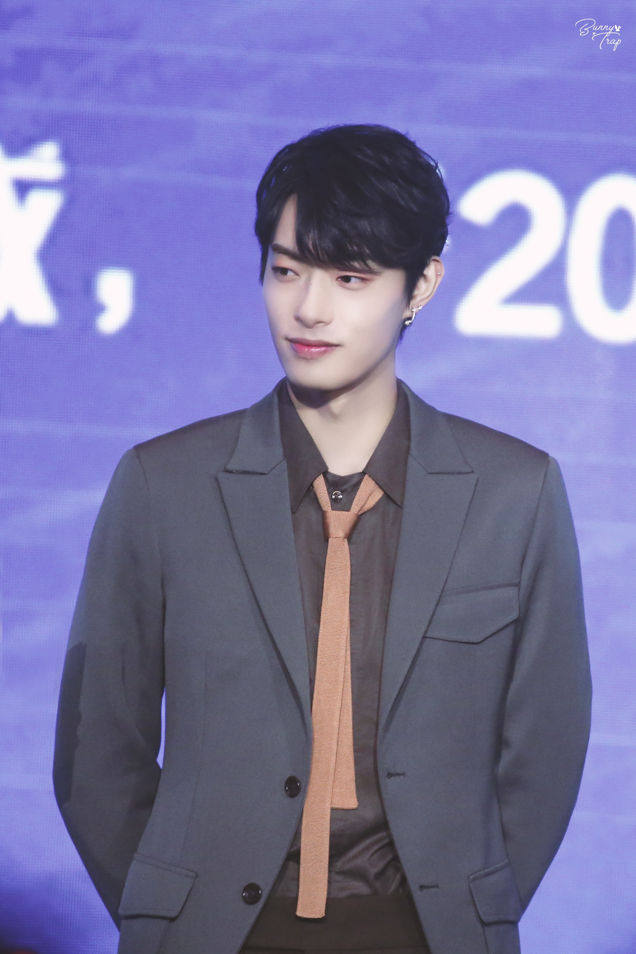 木子洋西装领带帅气出席品牌发布会