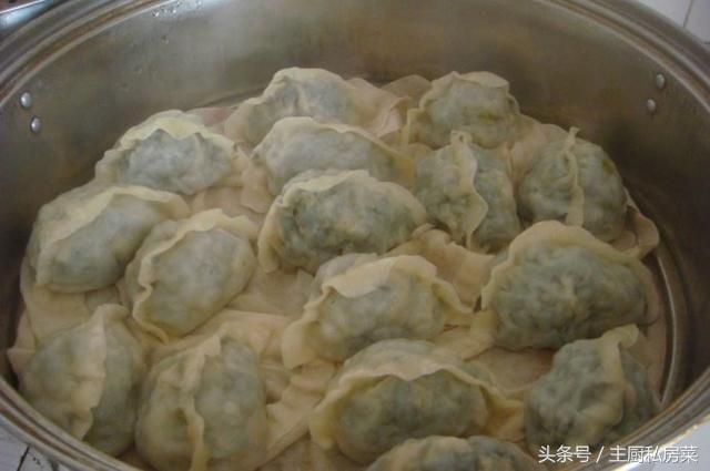 农村奶奶用土灶蒸野菜包子 我一口气可以吃十个