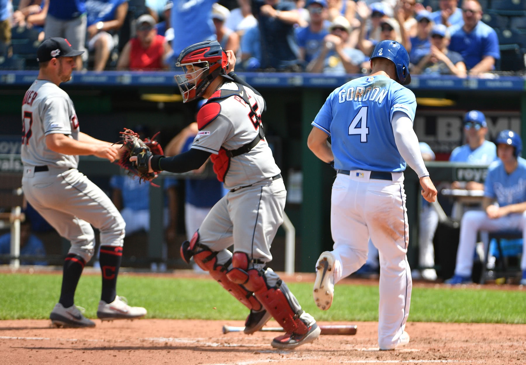 mlb印第安人投手鲍尔情绪崩溃 被换下场前将球投出场外