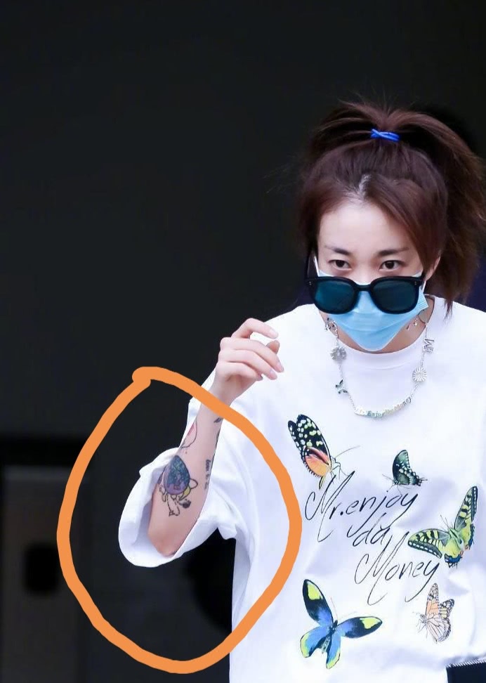 《青春有你2》乃万粉丝献土味横幅,有谁注意乃万手上纹身是什么?