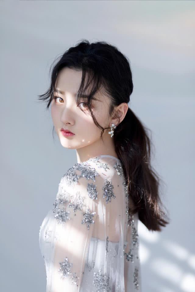 今年流行"低马尾"啦!女明星为什么发型可以这么好看?