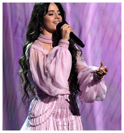 第62届格莱美现场群星闪耀,卡妹一袭粉色长裙登台献唱!