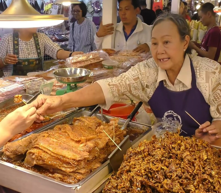 泰国的中央世界广场,每走一步发现一款美食,不愧是吃货的天堂