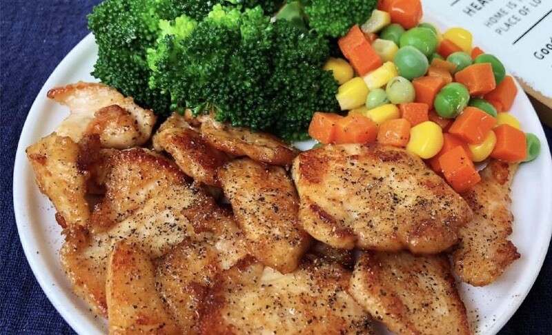 香煎鸡胸肉佐青花菜 倩狐教你低碳高蛋白生酮减肥餐料理跟着做!