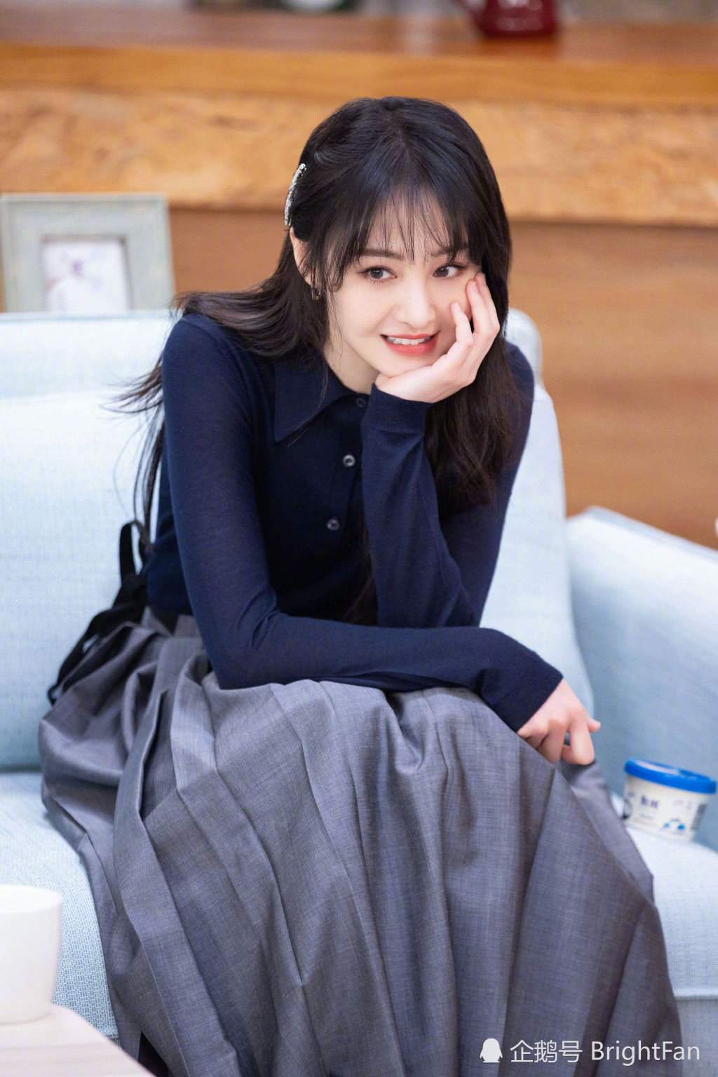 美女演员郑爽甜美俏皮旅拍写真图片