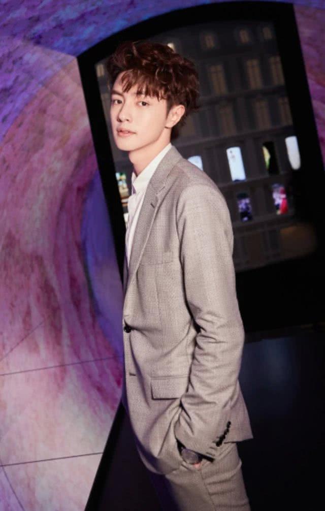 新一代"花泽类"的发型太搞笑了,言语无法形容,幸好颜值够高