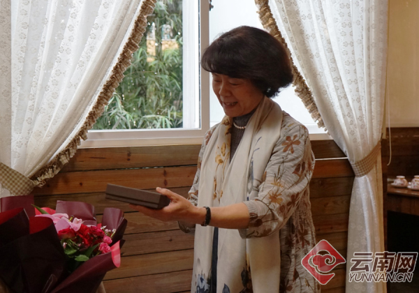 手拿纪念章的唐朝霞. 供图