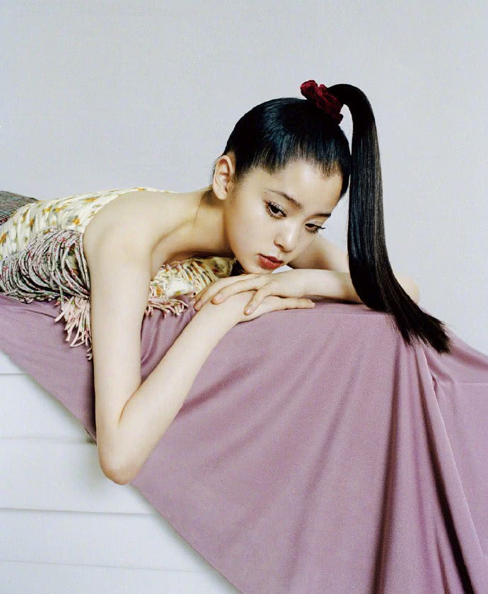 欧阳娜娜中分直发