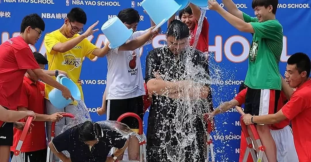 冰桶挑战,史蒂芬·霍金,布拉德皮特,比尔·盖茨