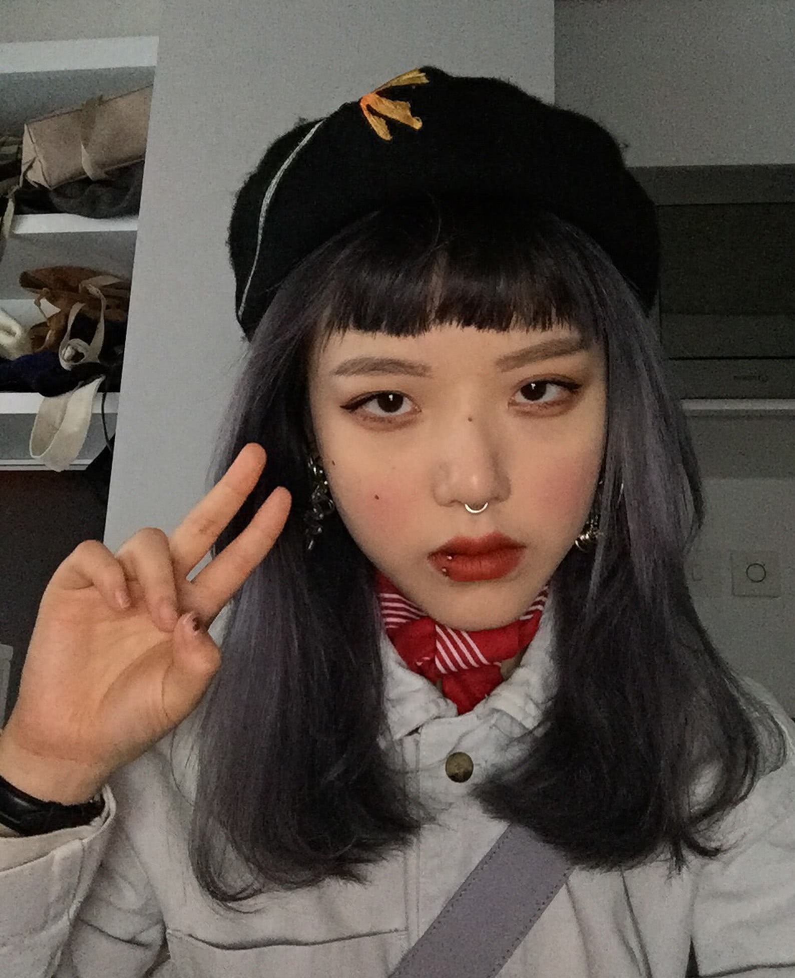 橘色妆容,左右对称的黑痣凸显可爱