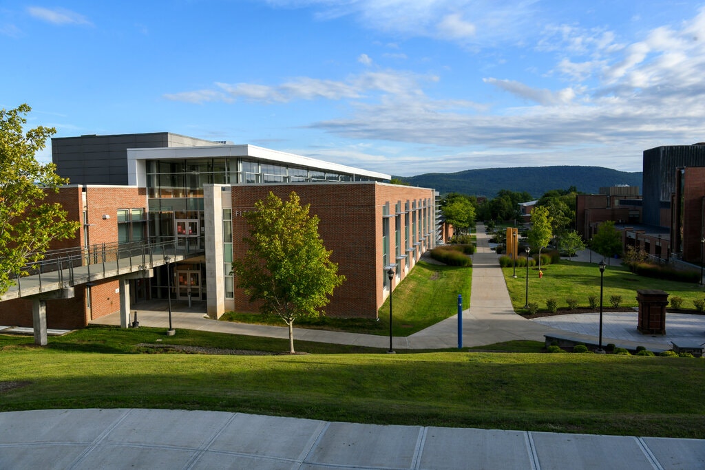 美纽约州立大学疫情大爆发:五百学生确诊阳性,六千学生被迫停课