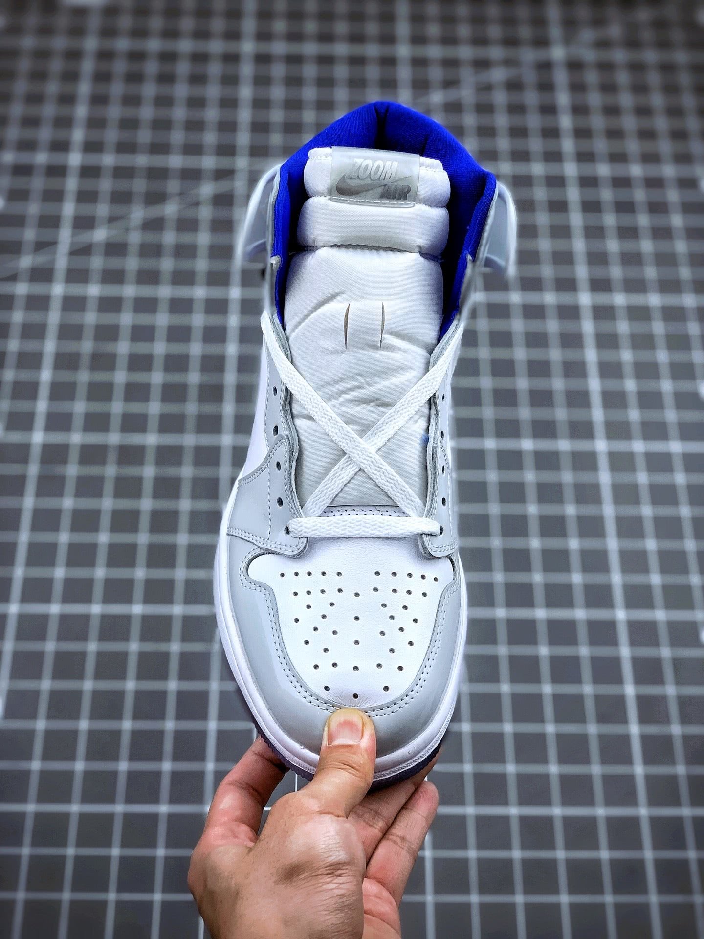 带zoom air 气垫的aj1新配色释出!r2t灰白配色开箱测评!