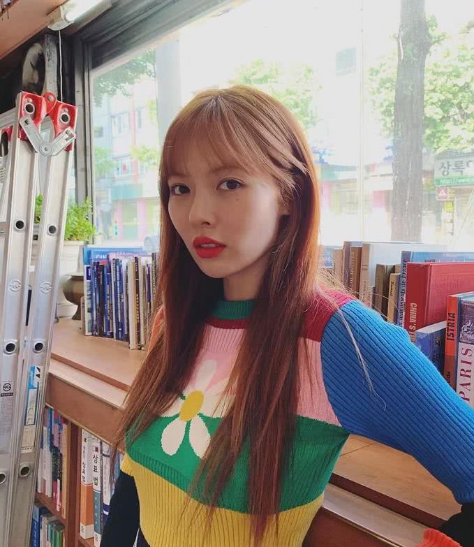 泫雅的彩虹小花又现身了,这次不是美甲了,而是服装,超减龄!