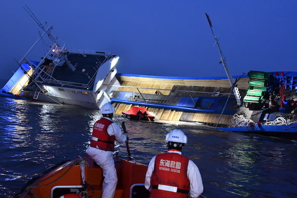 渔船严重侧倾船员命悬一线 "东海救101"轮及时救出所有人